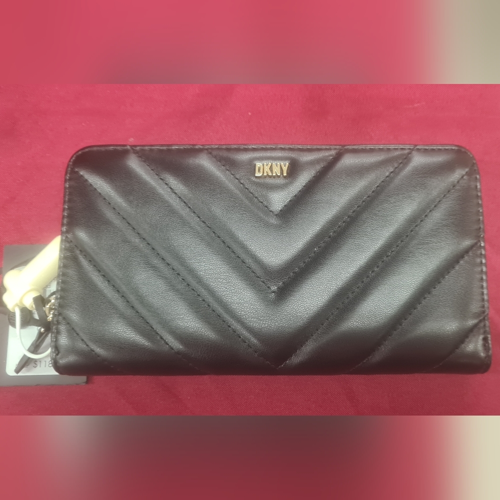 dkny vela grande cremallera billetera acolchada Chevron R131ZG36 negra